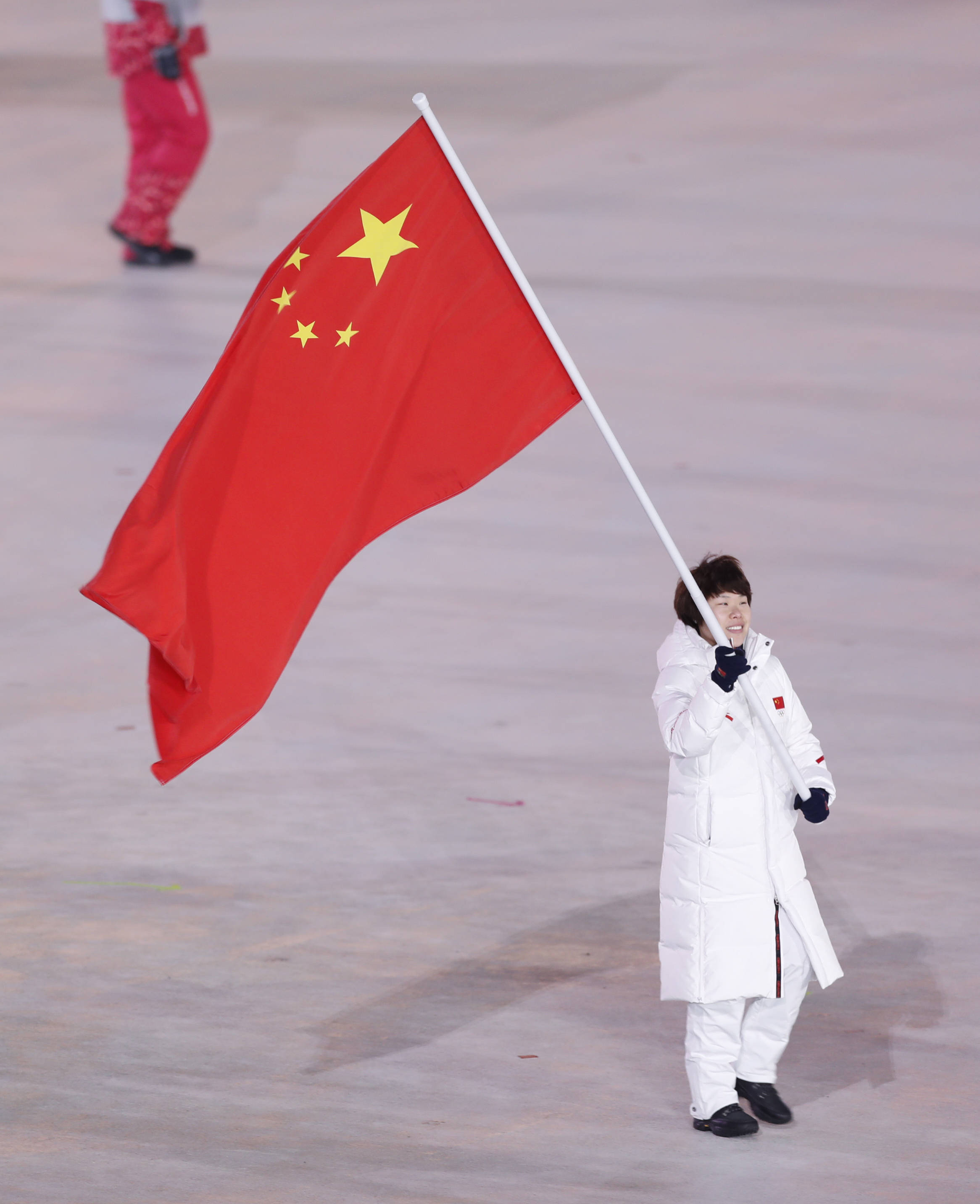 中国代表团入场北京冬奥会上高亭宇以打破奥运会纪录的成绩夺得速度滑