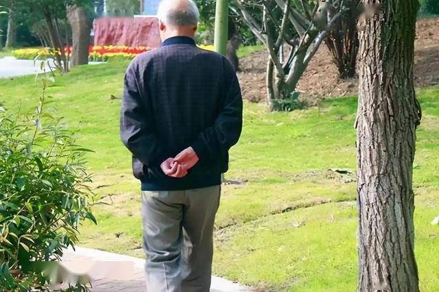 寿命短的男性，下半身一般有4个表现！若你全无，说明身体没问题