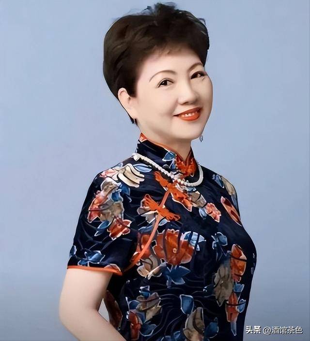 顾竹君从小就喜欢曲艺,天生一副好嗓子,模仿能力极强,南北方言,各类