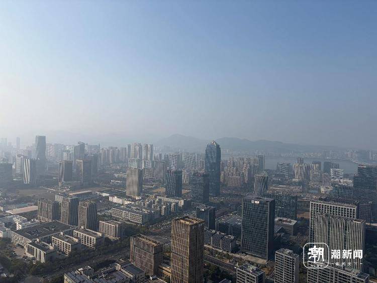 “每天等电梯20多分钟！”业主忍痛卖房：家住40层，没有一天不闹心