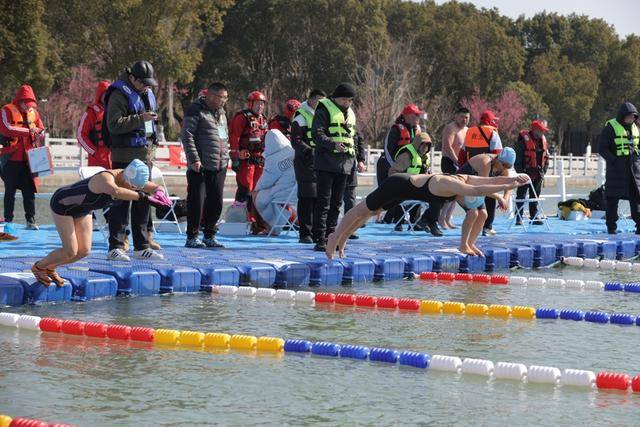 冰火两重天！300余人争相跳入上海这个湖