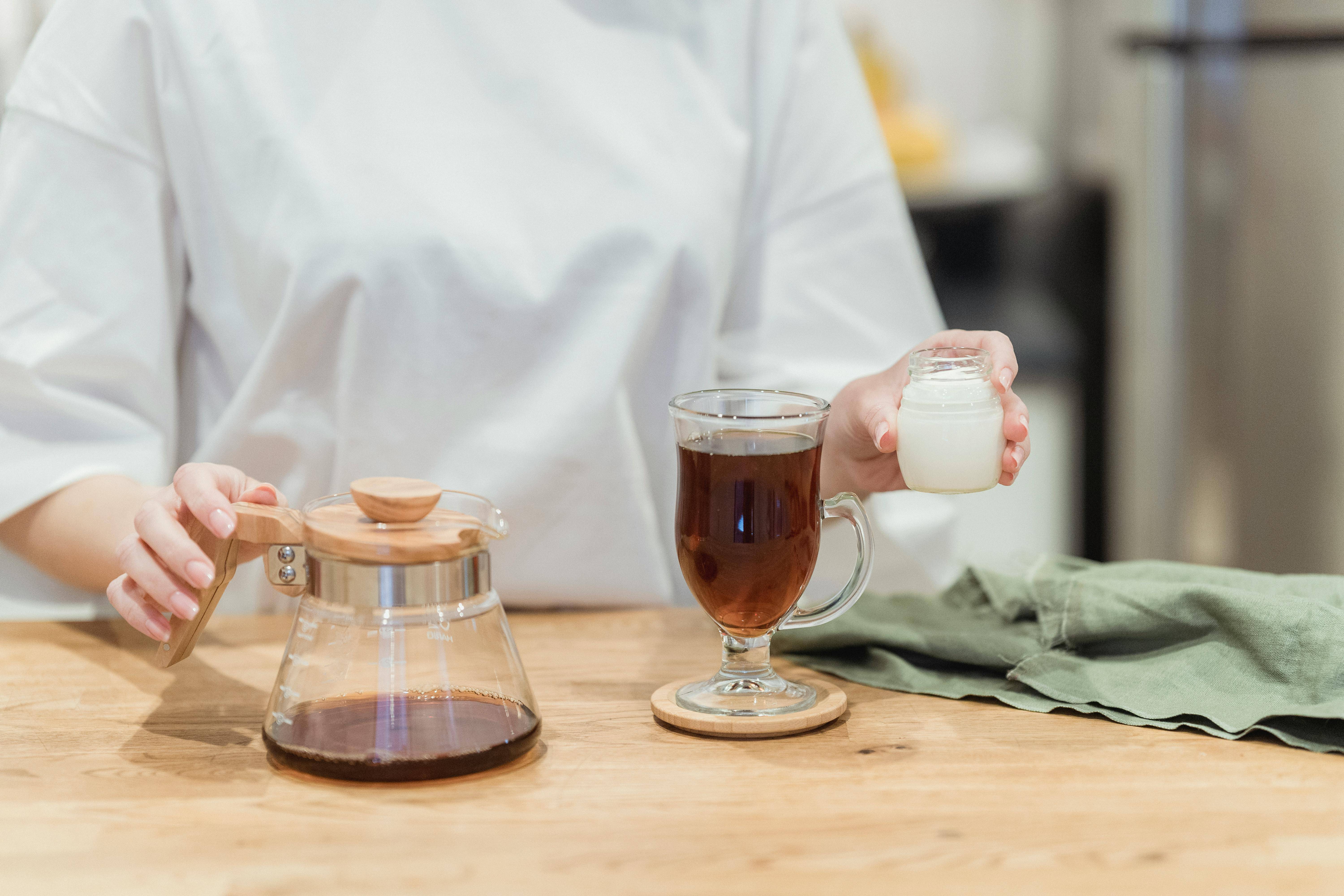 一杯茶中的养生密码：中医智慧与慢性病管理