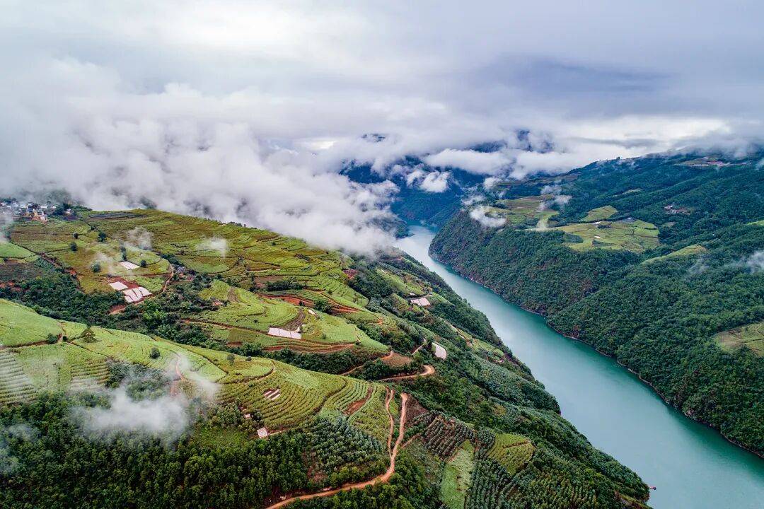 图片[2]-穿腻黑色羽绒服的打工人，都买票去这避寒了 -华闻时空