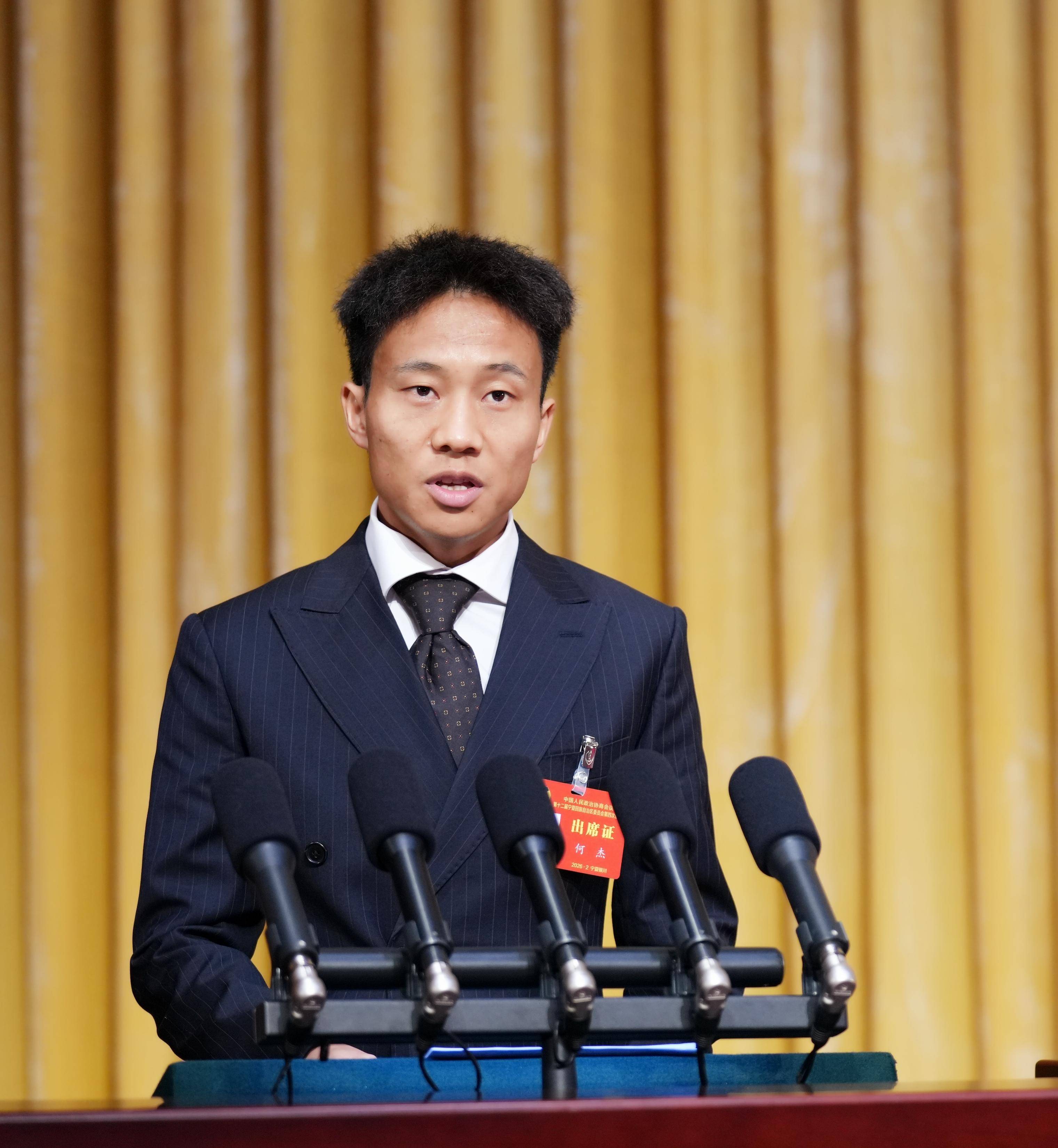何杰让更多的玫瑰在塞上大地绽放