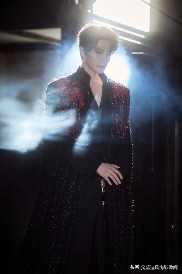 杨洋吸血鬼伯爵写真：暗夜红纹里，是永生孤寂与致命诱惑的共生