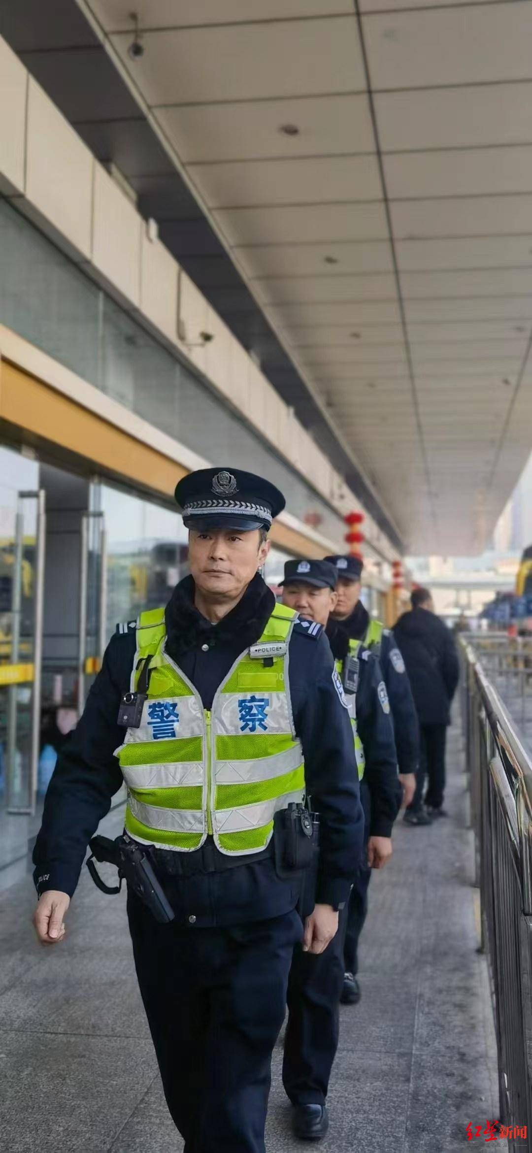 “驻站民警”岗位上的第13个春节，坚守客运站一天发出370余班车_欧阳治_茶店子_旅客