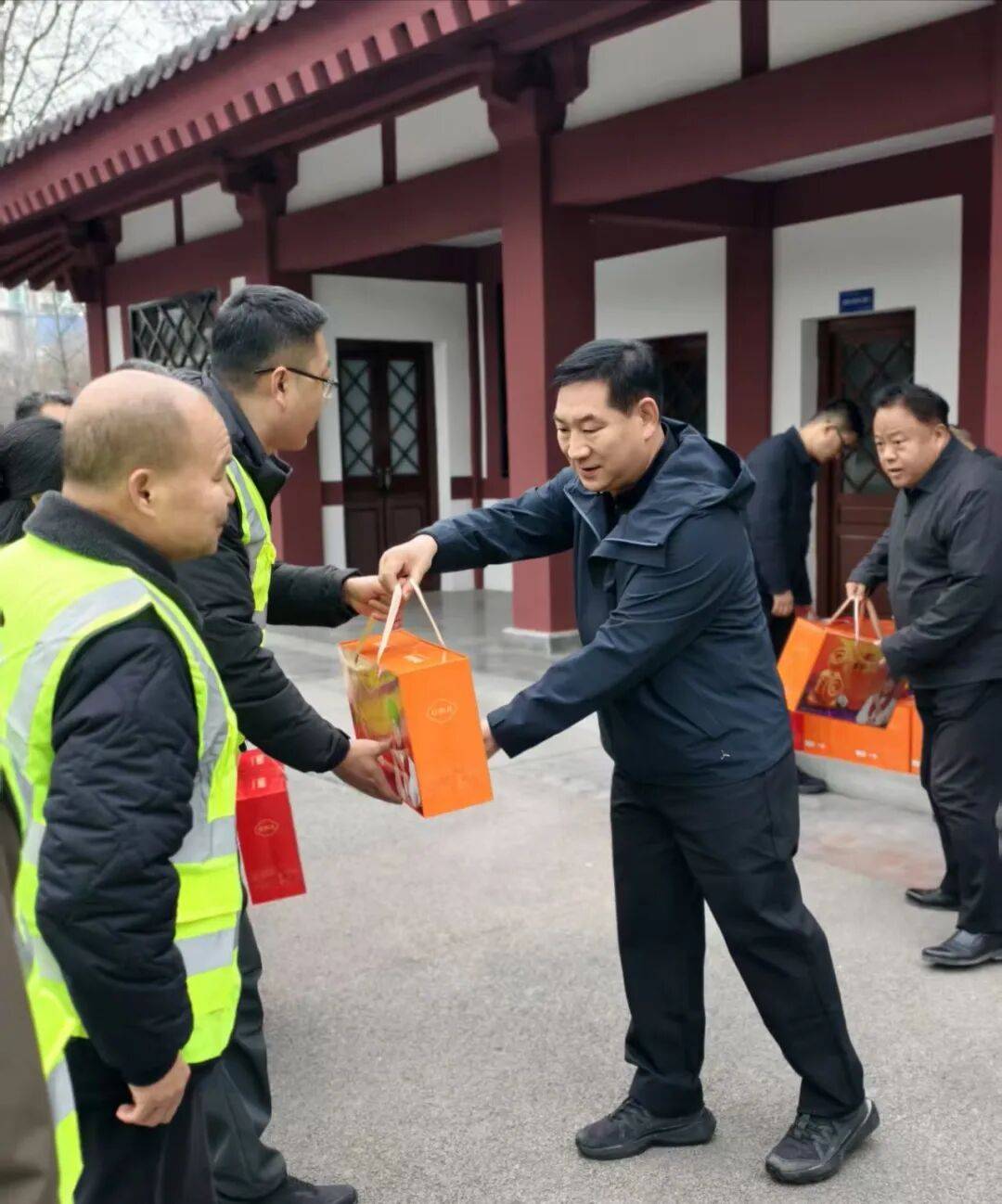 咸阳市城市管理执法局慰问除夕坚守岗位的工作者