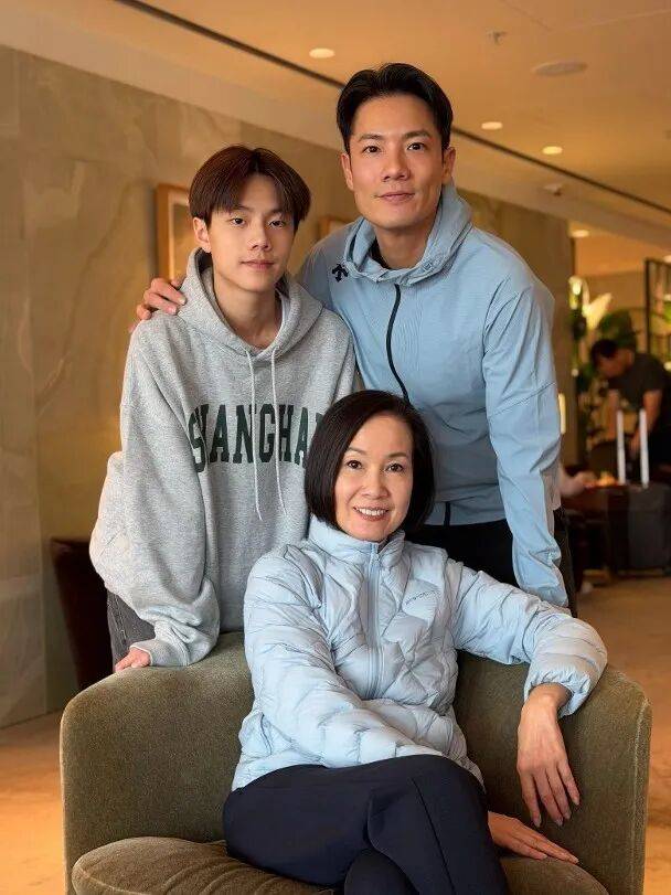 丁子高三代同堂倒模一样 杨千嬅儿子高颜值撞样顶流小生_Torres_王一博_秋英宇