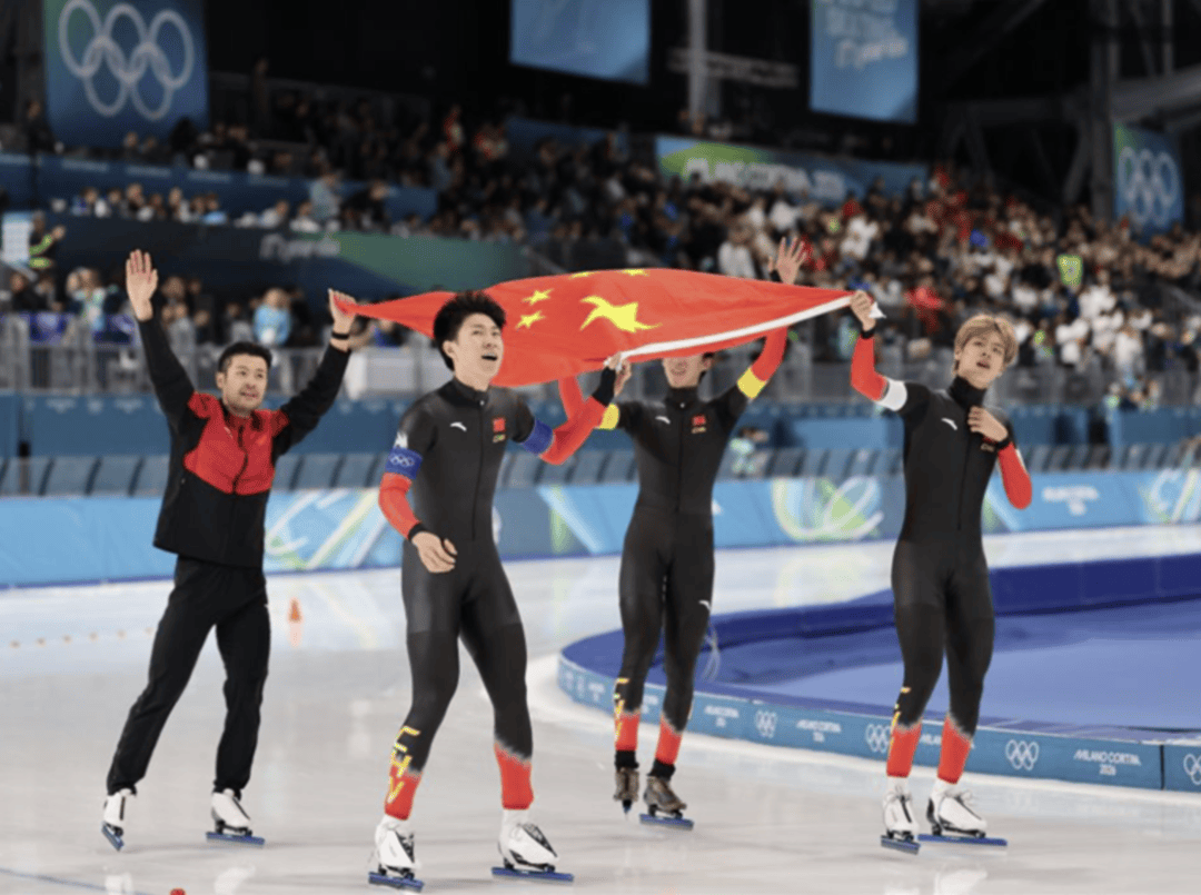 0.09秒绝杀获得铜牌 中国速滑男团上演“刀尖上的逆袭”｜封面深镜