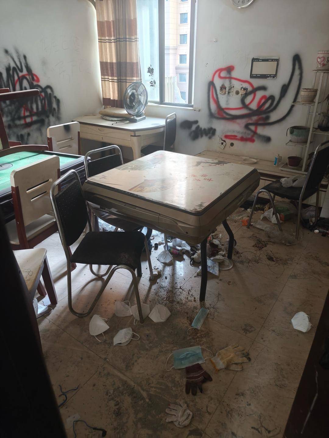 八旬老人称和保姆结婚后住房被售卖，因房子多次遭砸搬到宾馆住 买家称去年2月就该交房(图9)