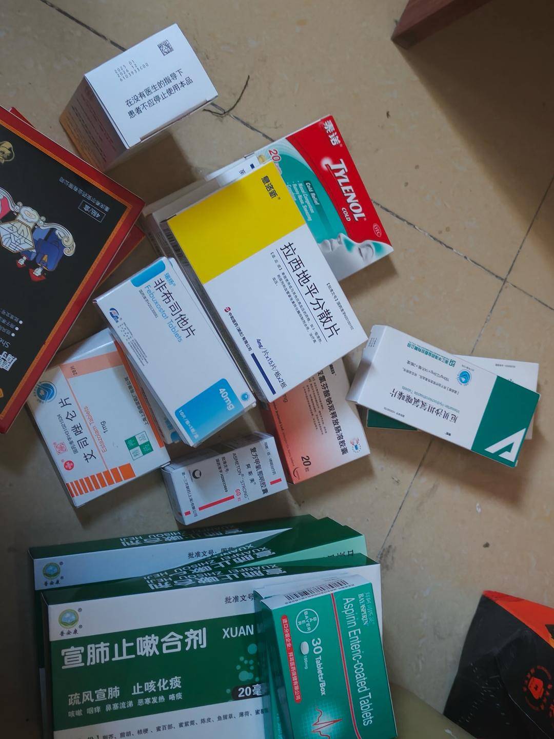 八旬老人称和保姆结婚后住房被售卖，因房子多次遭砸搬到宾馆住 买家称去年2月就该交房(图1)