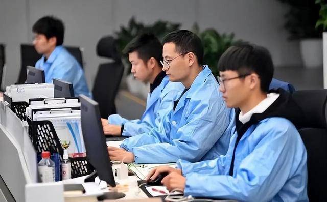 开始抢人!美国一周挖走4名中国顶尖人才,年薪1个亿美元令人咋舌