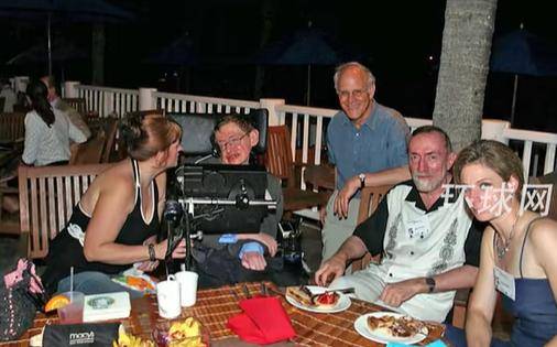 图片[4]-美司法部就爱泼斯坦案曝光霍金与身穿比基尼女子合影，霍金家人：系护理人员，他需要全天候照护；此前辟谣照片是合成伪造 -华闻时空