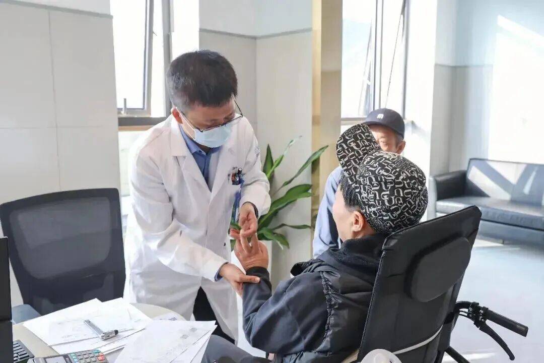 国际罕见病日｜破冰向暖，致敬每一个不被定义的“罕见”生命_诊疗_患者_中心