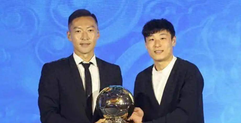 就在刚刚，韦世豪落选金球奖原因找到，37岁吴曦实至名归？一个表情包引爆中国足坛