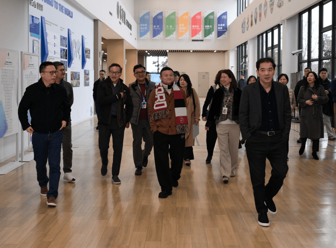 马云现身！阿里新年开工第一站探讨AI