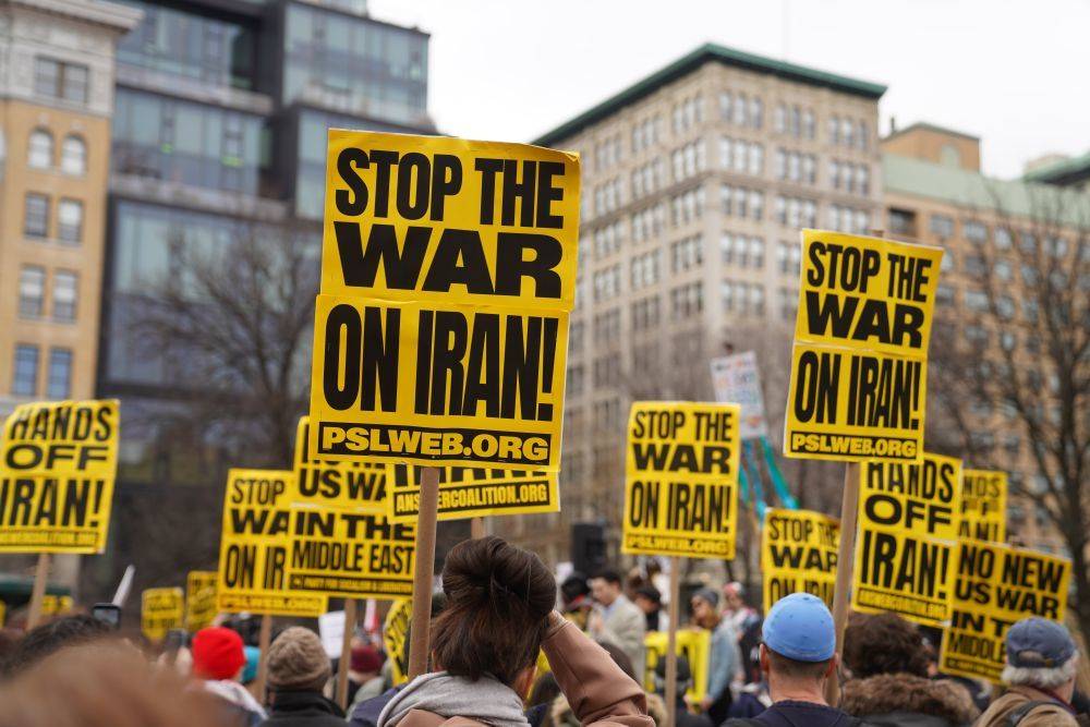 多国民众抗议美以军事打击伊朗:“停止轰炸伊朗”“拒绝战火蔓延”-华闻时空