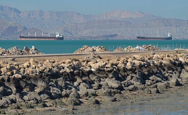 美军威胁袭击霍尔木兹海峡伊朗民用港口，伊朗回应
