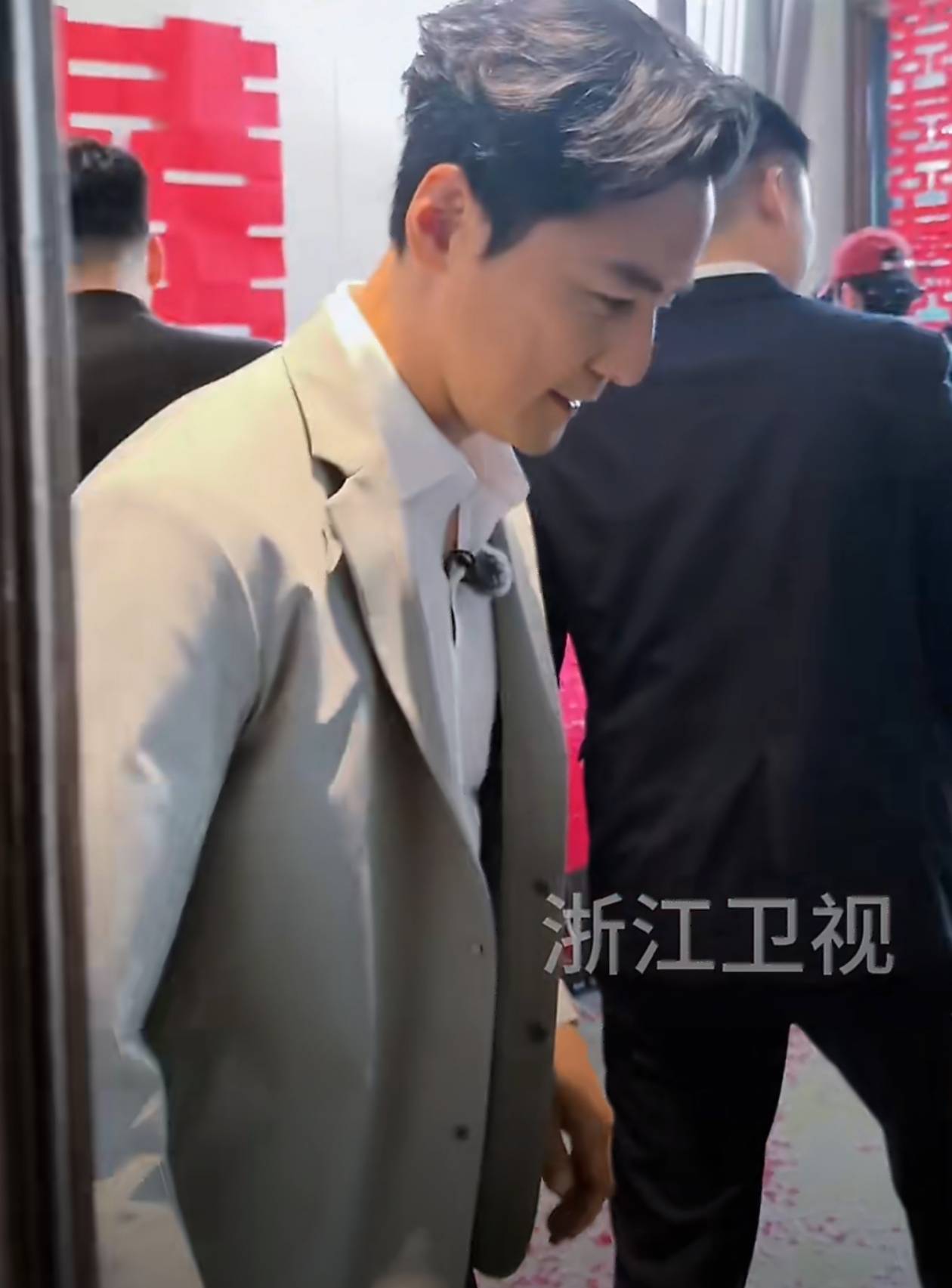 新娘回应吴彦祖现身婚礼现场：像是在做梦，门后面怎么是吴彦祖