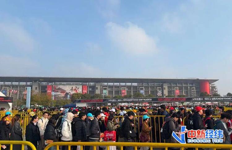 凌晨五点排队看F1:原来2790元的票,黄牛开价18000