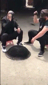 搞笑GIF:不懂这是在干啥,但是我感觉她在玩游戏 - Vava8 发吧