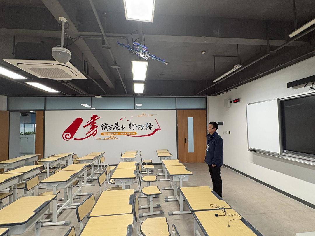 课堂“小蜜蜂”引争议，记者长沙实地探访，智能扩音设备“大蜜蜂”给出新解答