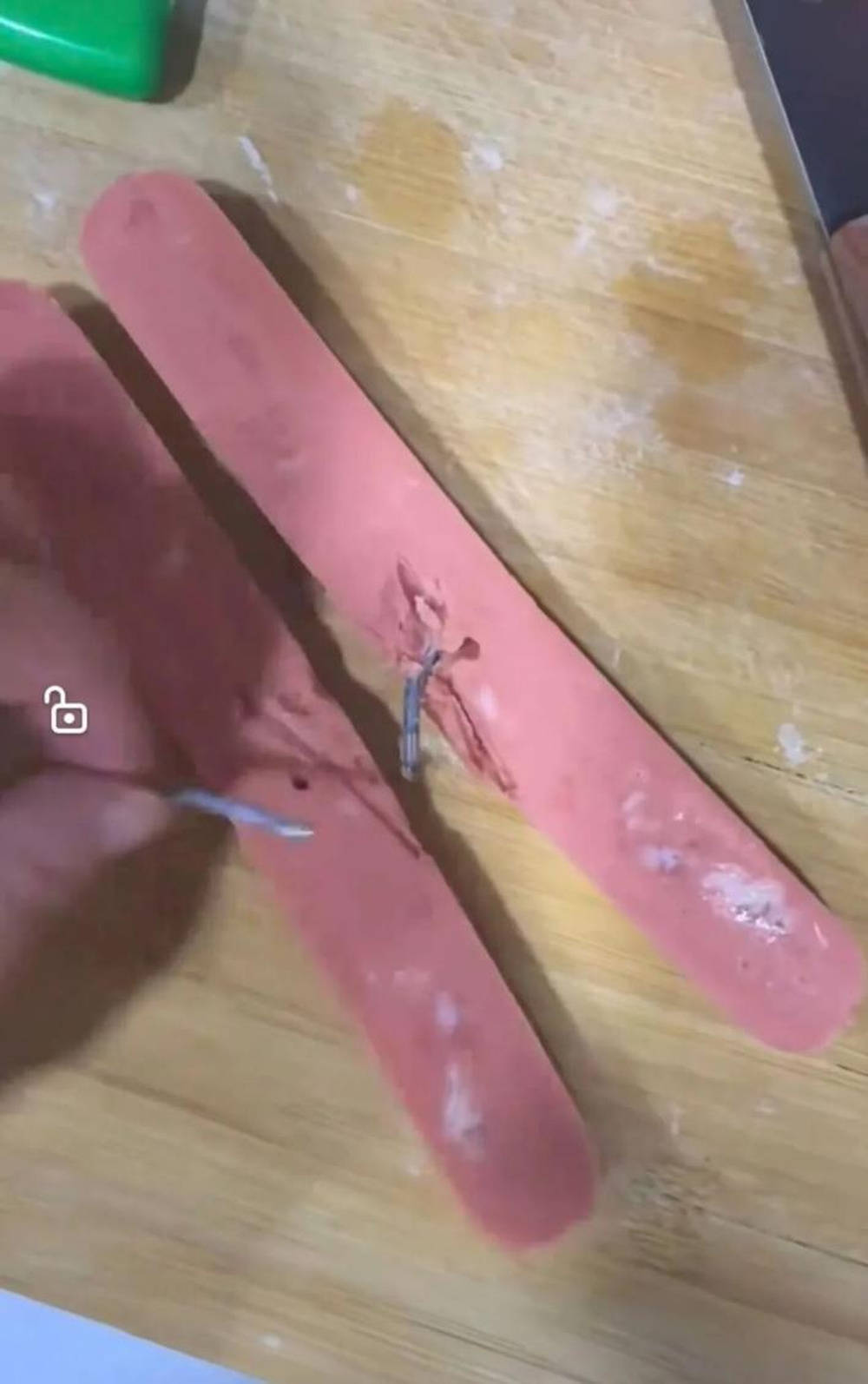 山西一男子购买的“王中王”火腿肠中夹杂铁钉，双汇回应：已赔偿处理