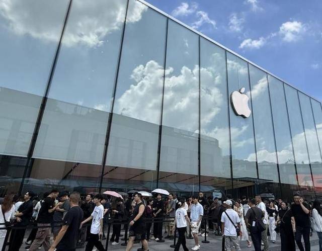 iPhone设计师成“香饽饽”！苹果砸重金筑墙，回应OpenAI疯狂挖角