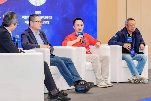 周鸿祎科幻大会对话刘慈欣，预判“百亿智能体”新物种时代