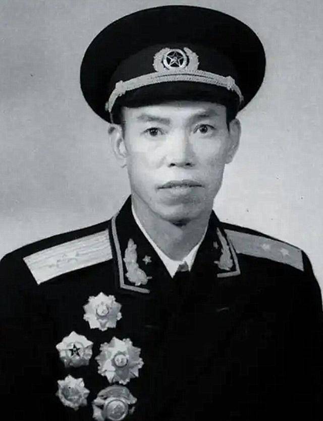 彭德怀落难后，有人让梁兴初出出气，梁兴初一句话让众人肃然起敬_部队_批评_作战