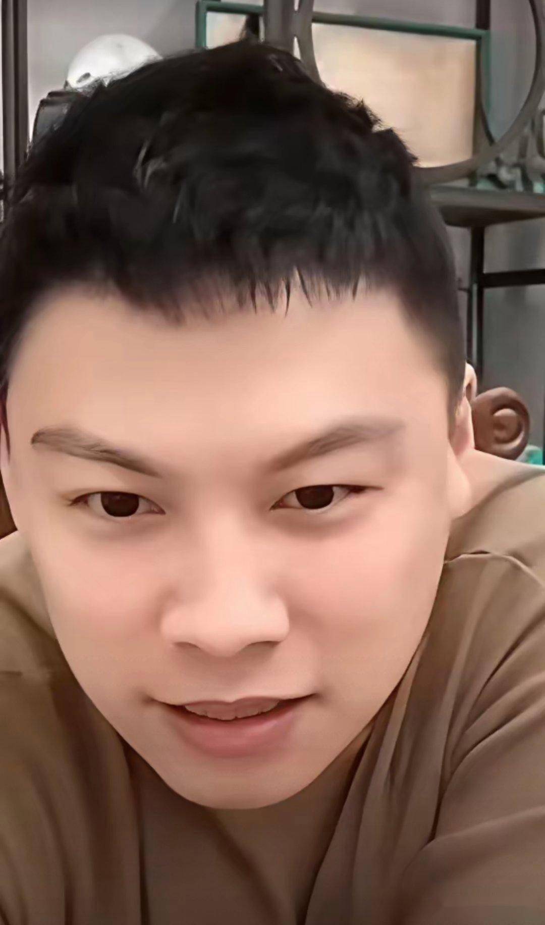 陈玘笑着回怼你等于说马龙拿的奖杯都是送的?不能那么讲大家的冠军