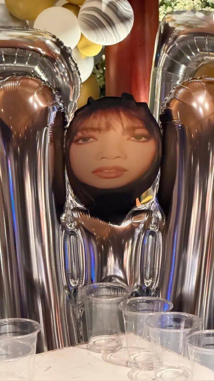 顶级女团成员独特生日照引关注,有网友直呼“太时髦了” 插图2 顶级女团成员独特生日照引关注,有网友直呼“太时髦了” 插图2