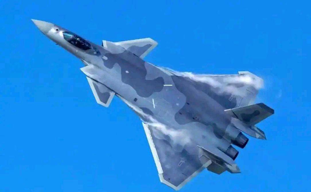 中国威龙笑长空超级歼-20D隐身战机正式试飞