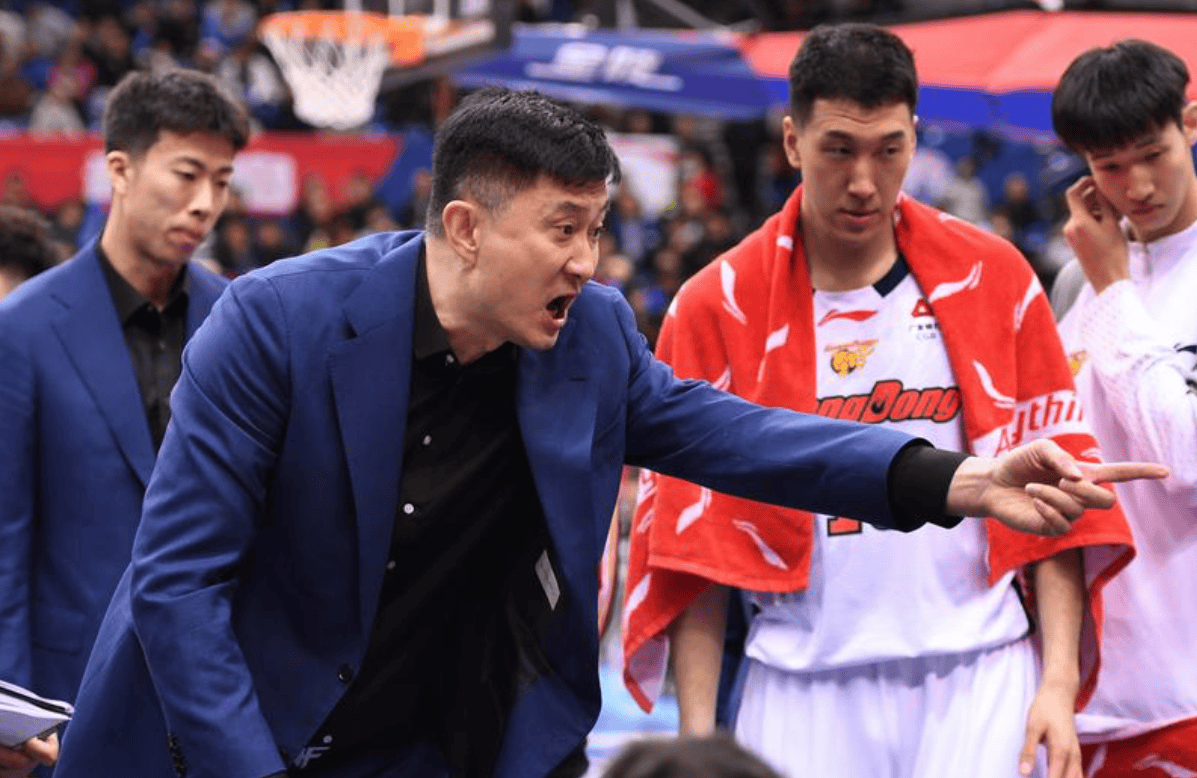 广东男篮：杜锋身体不适前往医院就诊 由助教暂代指挥