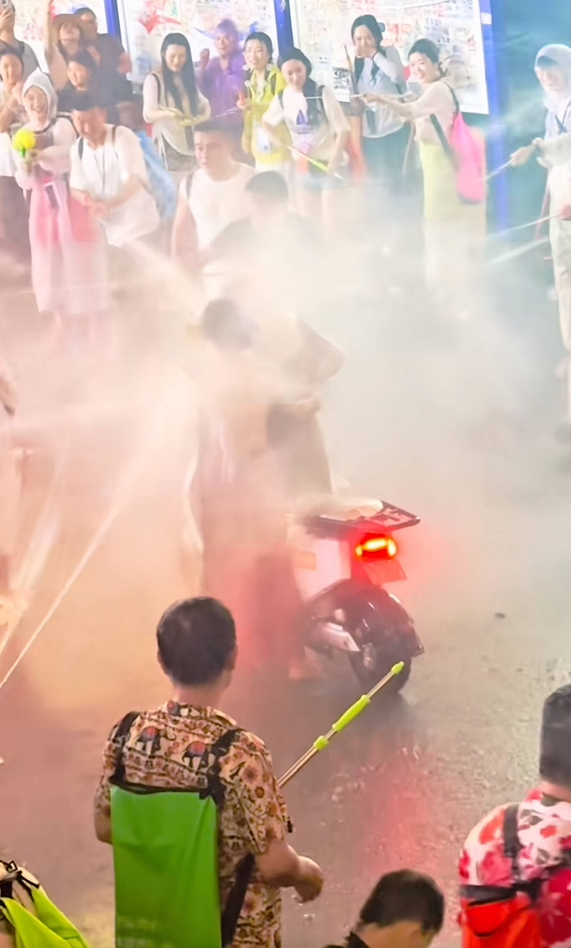 云南两女子遭水枪围喷引众怒，还有女游客被喷到崩溃蹲地大哭，“这时还有人过来滋我”