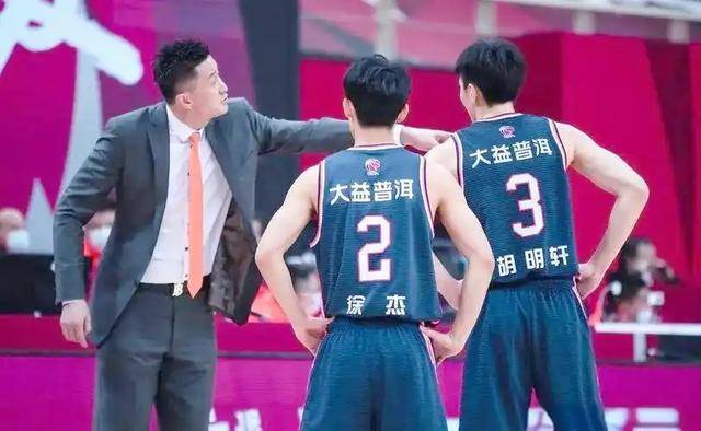 徐杰2+1救主，闫军吹罚引众怒，广东伤病潮雪上加霜