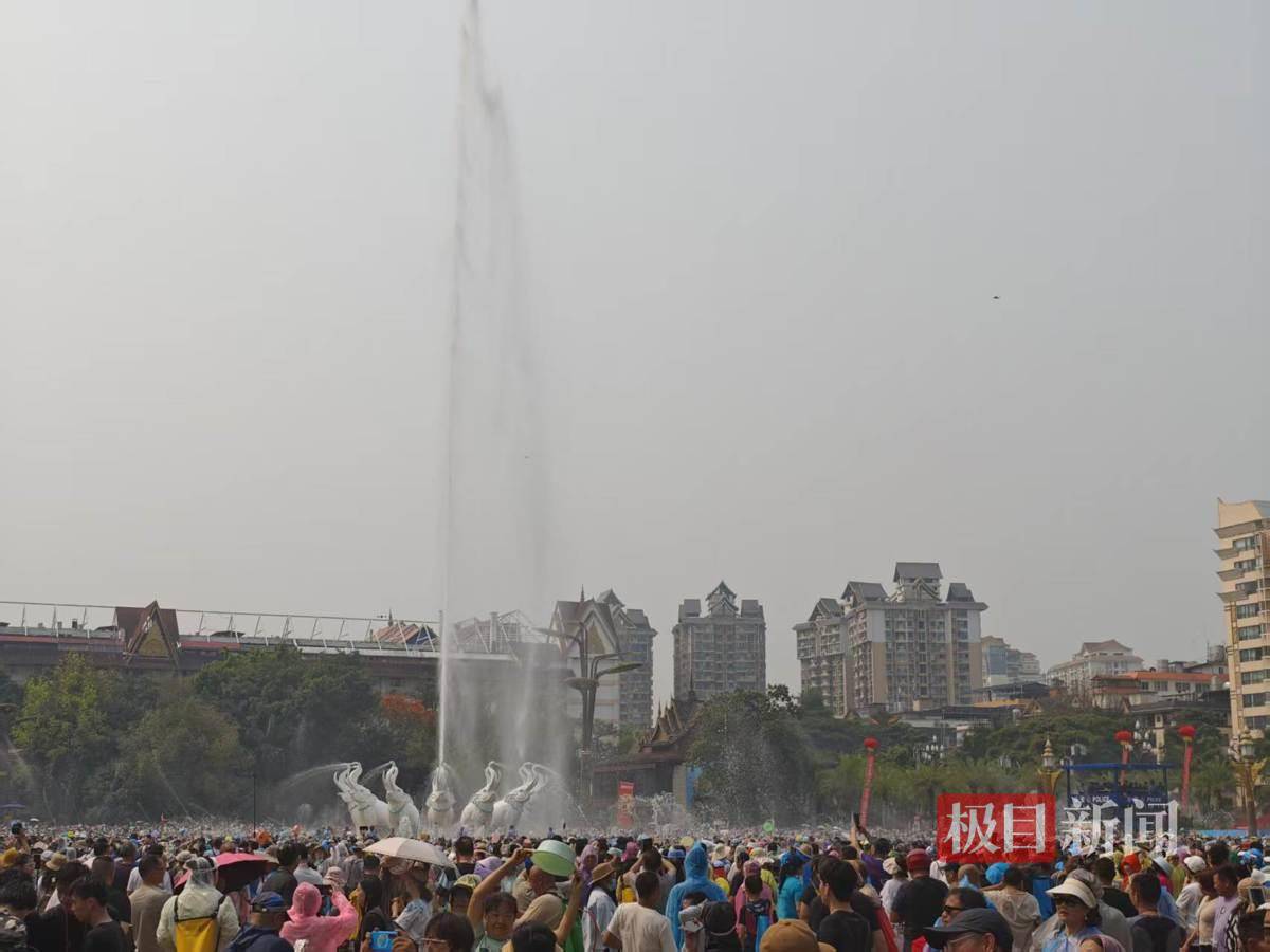 图片[3]-西双版纳泼水节狂欢：各地游客打出家乡旗帜，4岁女孩从广东带着水枪前来 -华闻时空