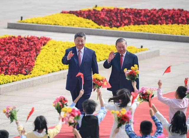 苏林访华深度体验高铁，“半个政治局”都来了 -华闻时空