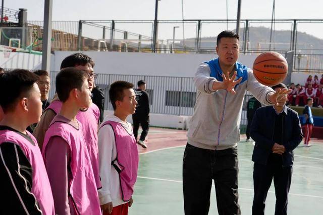中国男篮传奇球星王治郅入选国际篮联名人堂，系首位登陆NBA的中国球员，四夺亚锦赛冠军，参加四届奥运