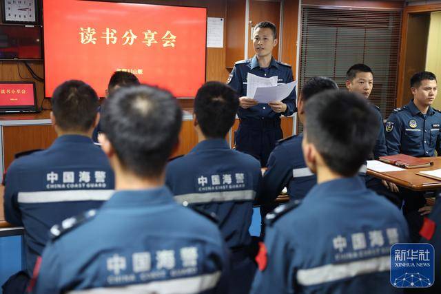 南海影像日志｜浪尖上的书香——海警执法员的“海上读书时光”