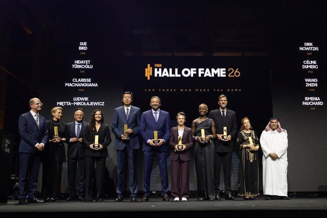 王治郅携手诺维斯基入选FIBA名人堂！感谢致辞，他提到了八一精神