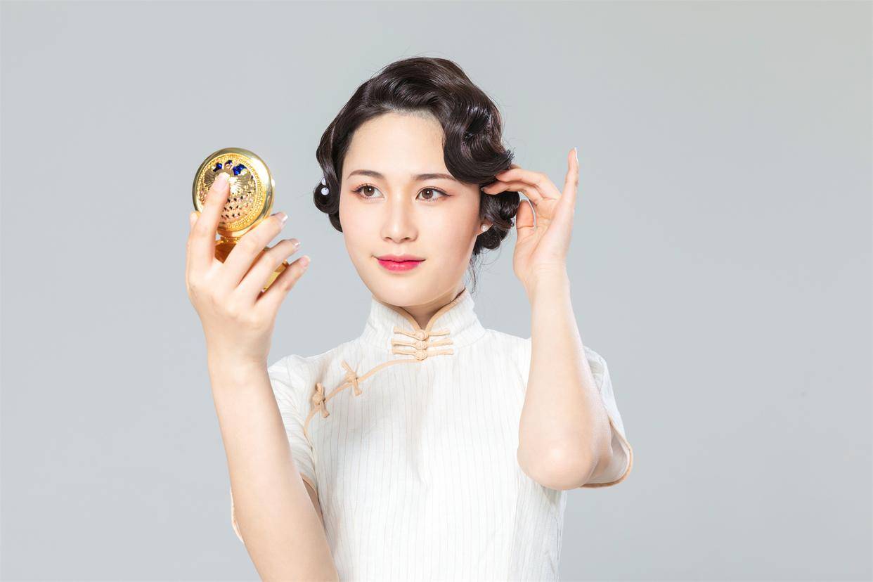 女生住亚朵酒店睡醒发现虱子满床跑 一周后身体