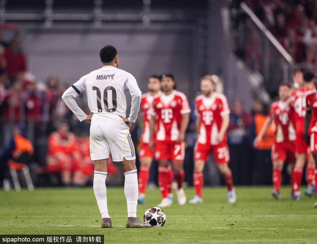 安联球场女足大战：红色合唱、“亚巴达巴度”与看不见的那些瞬间