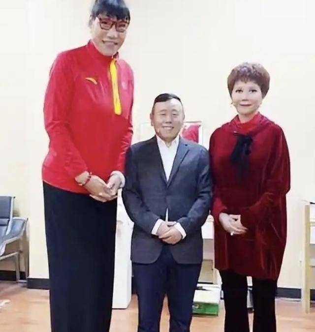 女篮传奇郑海霞：身高2米06，老公曾是她粉丝，两人无儿无女