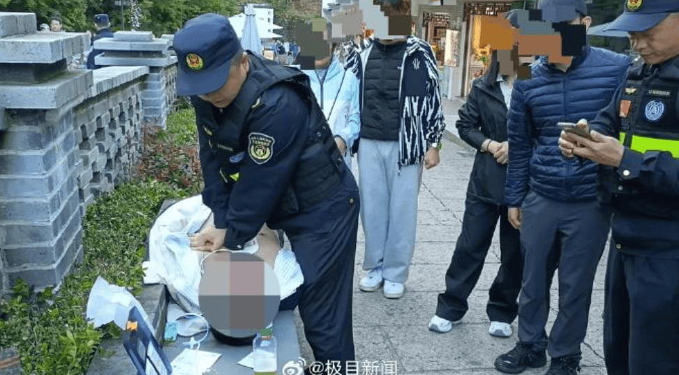 64岁外籍游客在黄山上心脏骤停，倒在地上！抢救十多分钟后恢复心跳，家属深深鞠躬表示感谢