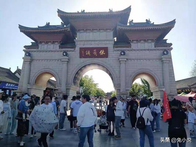 外媒破防了？中国长假不再“爆买”全球，钱都花在了国内景区！-华闻时空