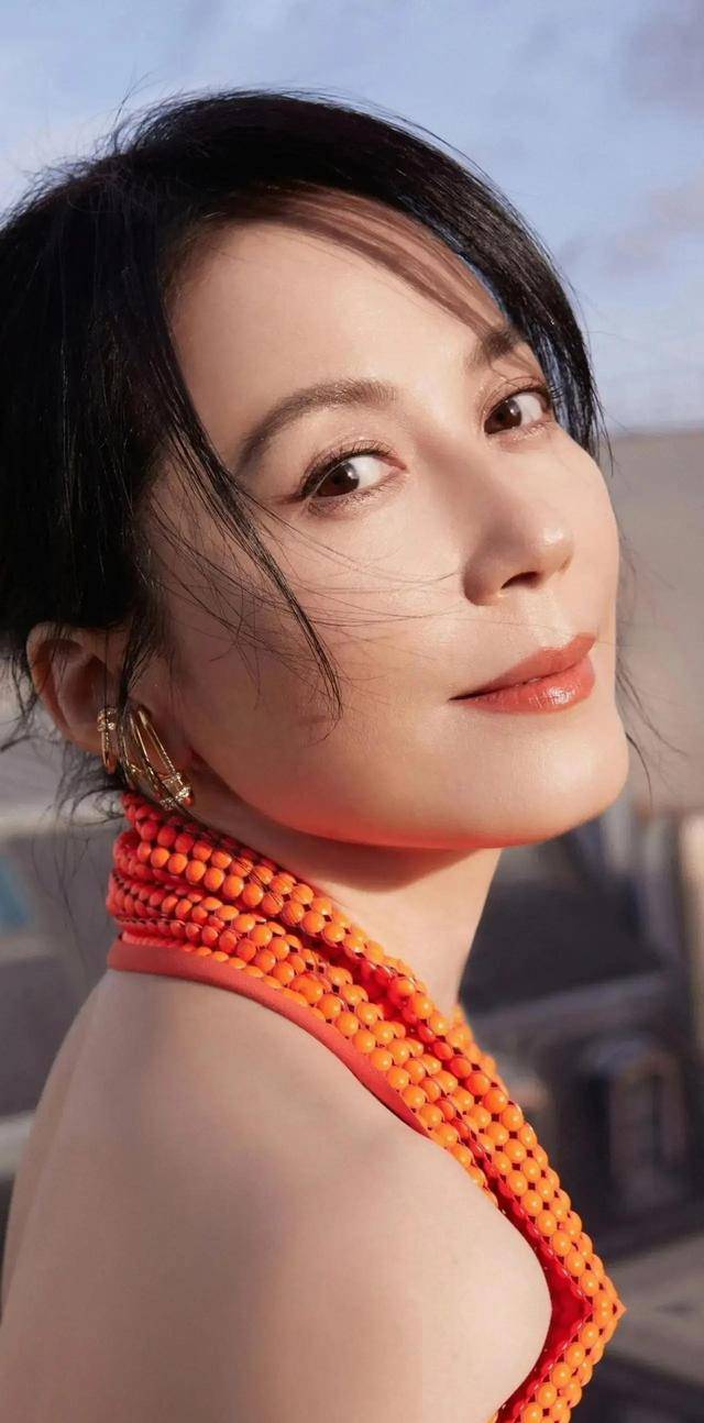 54歲俞飛鴻比基尼舊照翻紅，內娛女星集體沉默
