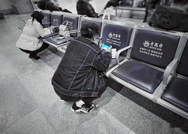 独来独往不是病，科学家发现：不爱扎堆的人，大脑可能更“省电”