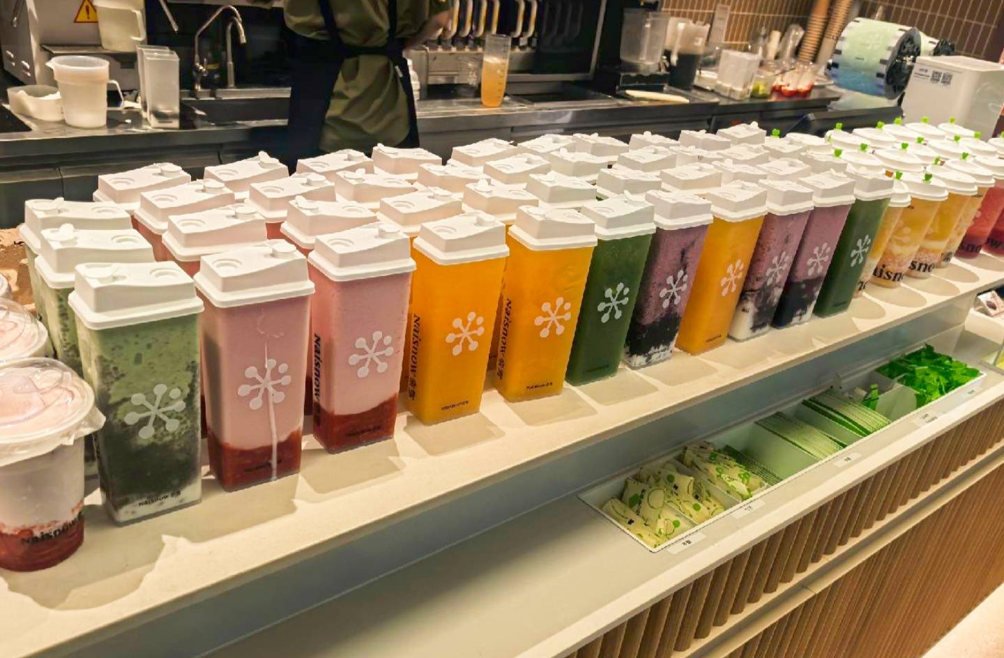 奈雪的茶部分门店五一销量环比提升超700%，纤果茶成假期“绝对C位”