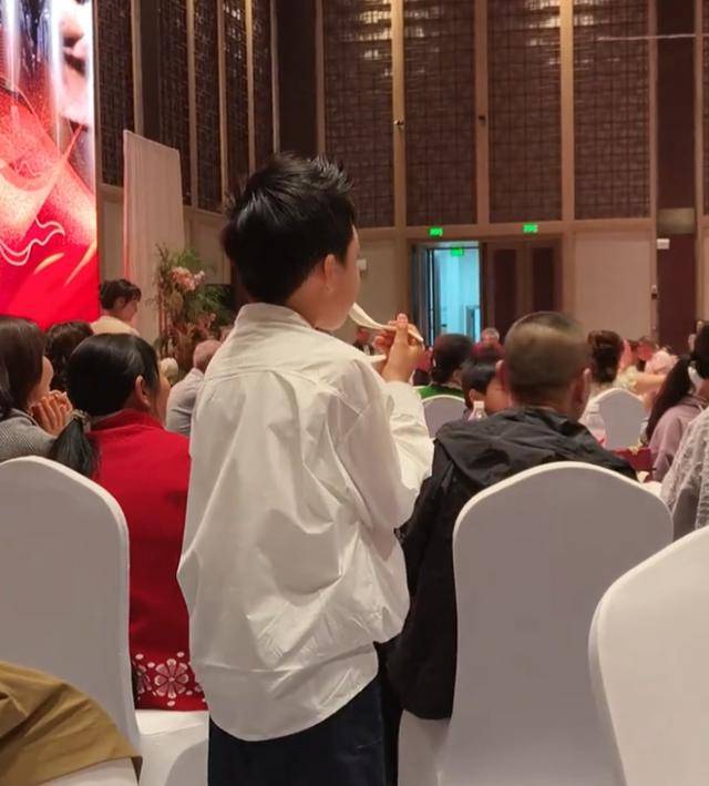 “输的做家务！”贵州新人婚宴上摔角，三局两胜，宾客看入迷